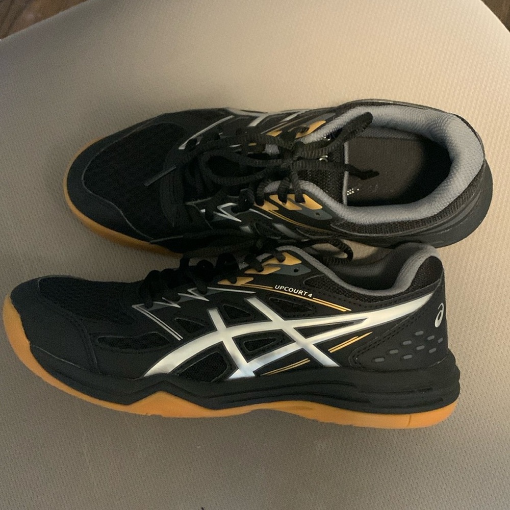 Mens 6.5 ASICS squash/tennis shoes